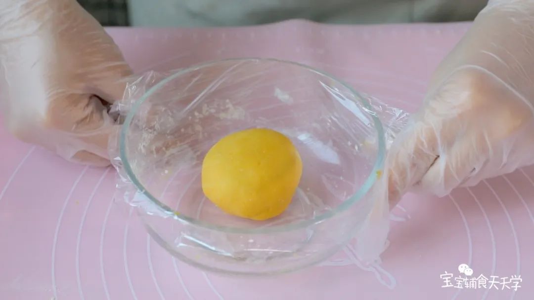 南瓜面团做成后，盖上保鲜膜放一边备用，开始准备山药面团