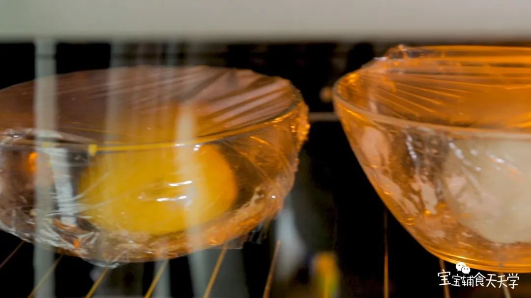 两块面团放入烤箱，35度发酵10分钟