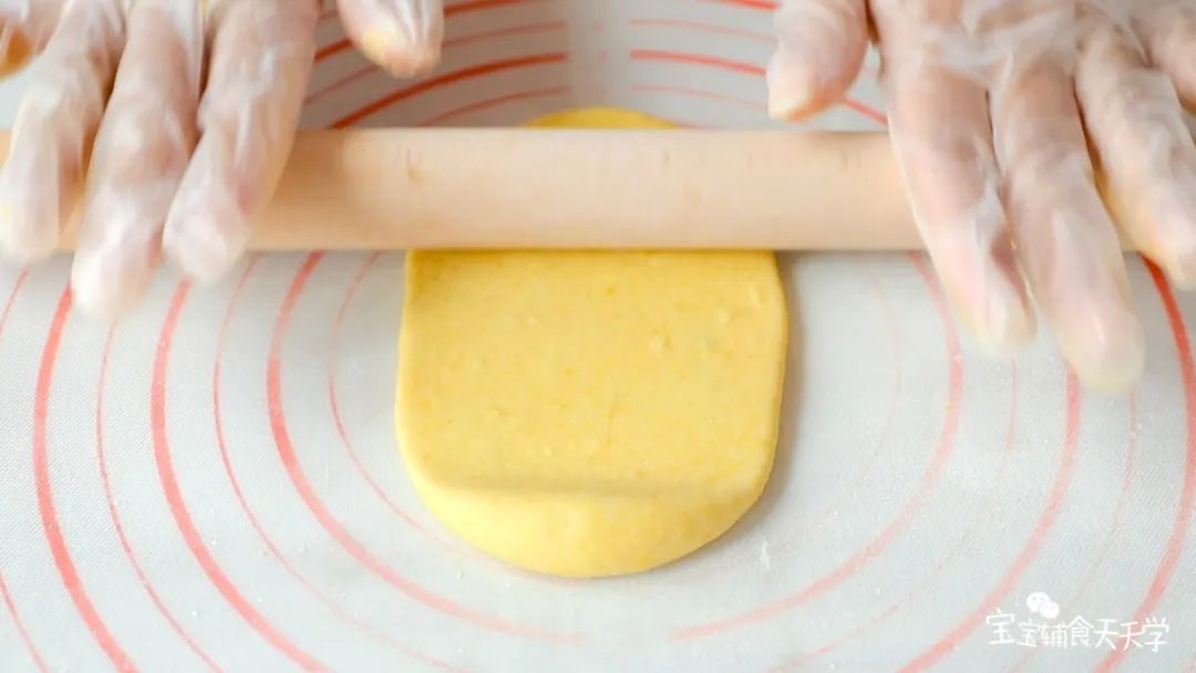 山药面团和南瓜面团，分别擀成长椭圆