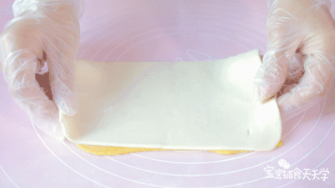 两面皮合叠在一起南瓜面皮在下，白色面皮在上