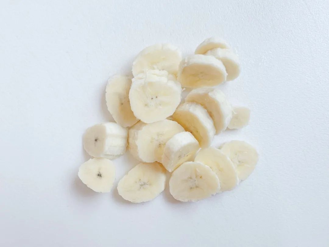 香蕉去皮切片。
