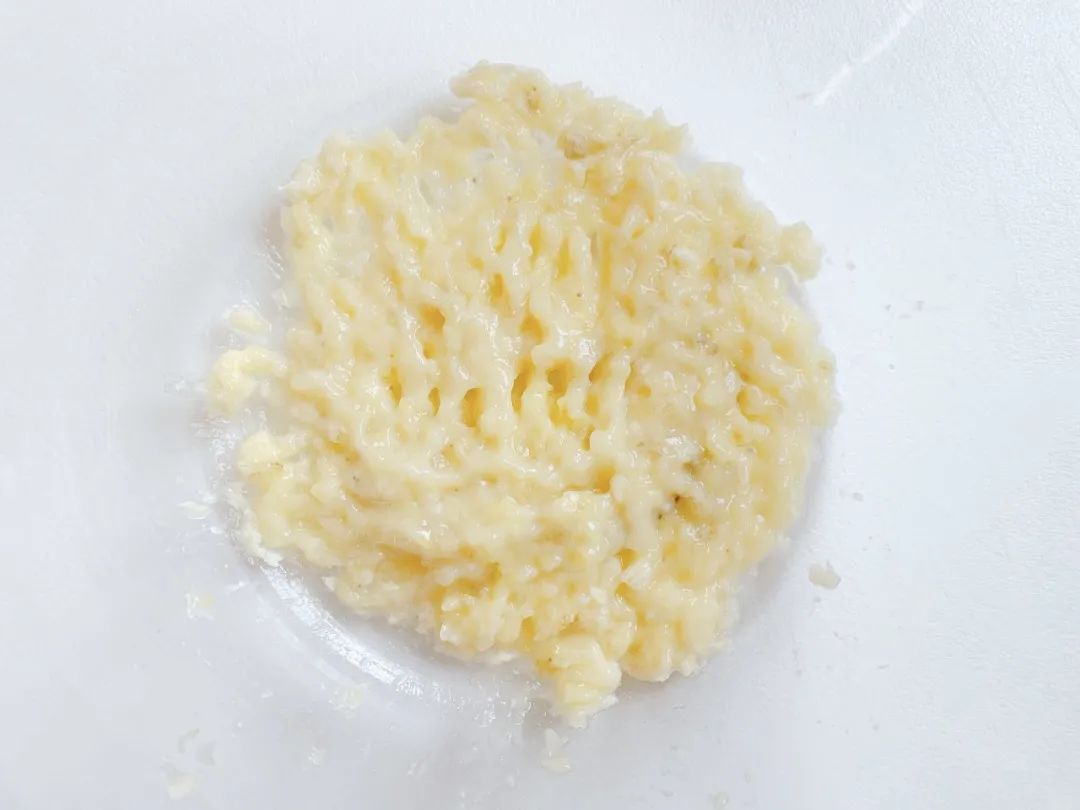 用叉子压细碎。