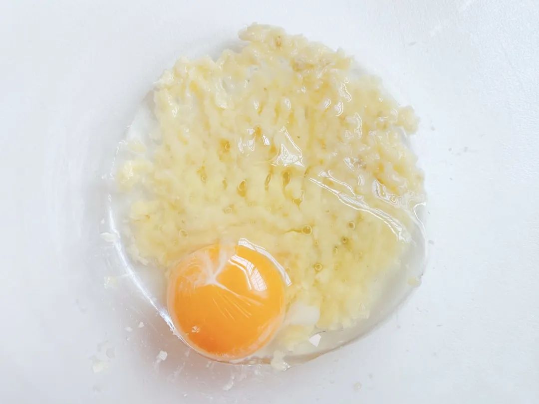 加入鸡蛋和油，搅拌均匀。