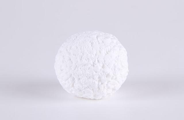 步骤1：首先我们用白色粘土揉一个圆球，然后用工具戳一下，戳成上图的形状。