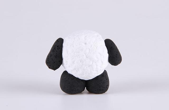 步骤5：按照上图的样子做出熊猫的四肢并四肢粘好。