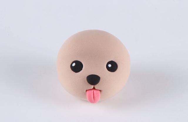 步骤3：把眼睛和鼻子粘好，然后用工具划出嘴巴并把小舌头粘好。