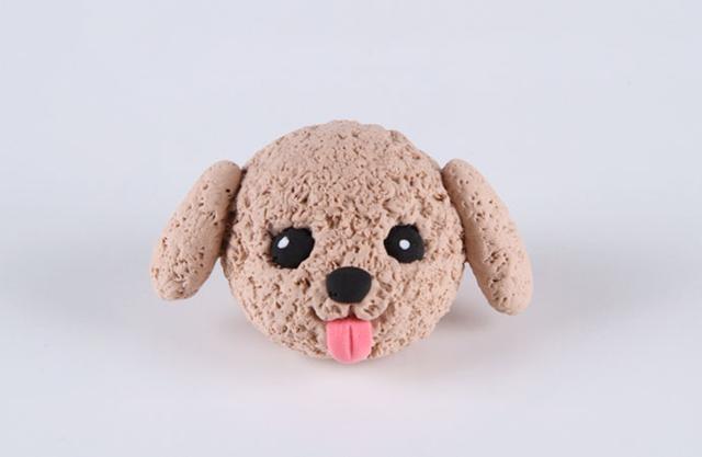 步骤6：把做好的耳朵粘上。