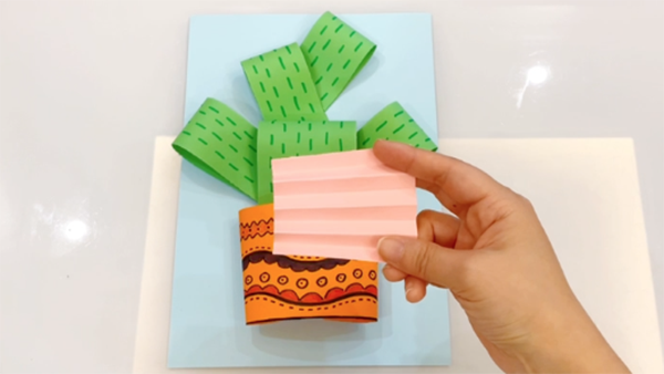 步骤7：粉色小卡纸折成扇形。