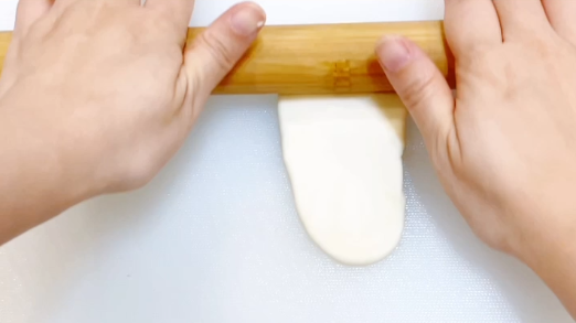 像包子一样包好后，用擀面杖推成牛舌形。