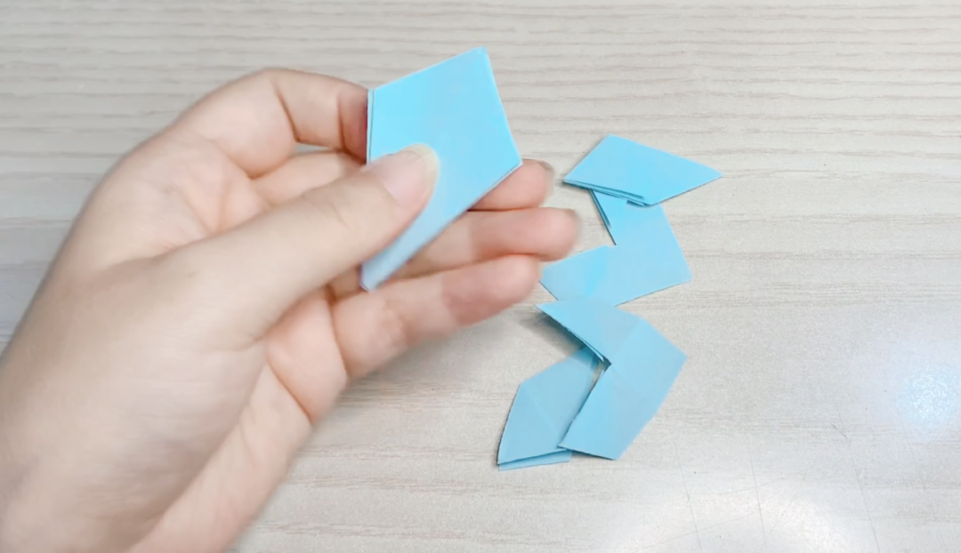 步骤6：展开后用剪刀沿折痕剪去顶部。