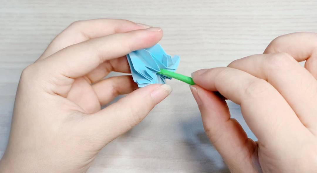 步骤15：将伞柄穿进去，并用胶水固定。