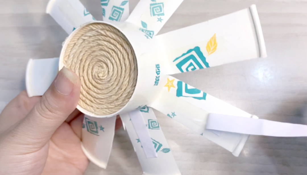 步骤5：将双面胶撕开。