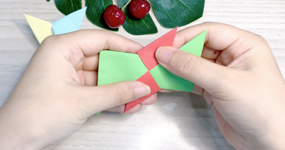 步骤7：正反两面四边的三角向里折，并塞进开口里。