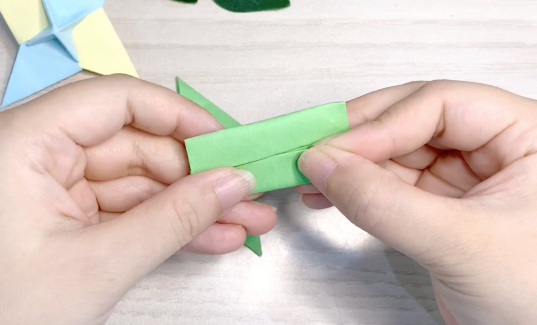 步骤12：两边横向折成长方形，展开后另外两边也这样折。