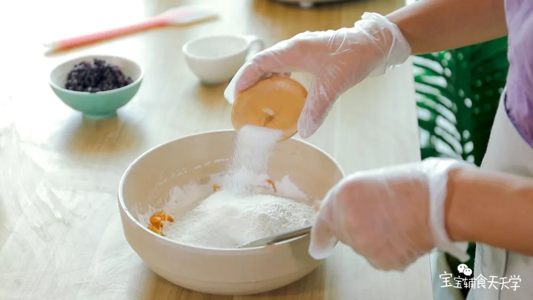 倒入糯米粉、中筋面粉、玉米油和细砂糖