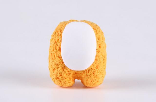 步骤7：用橙色粘土做出身体部分，然后白色粘土压一个圆片贴在上面做肚皮，最后戳出毛茸茸的感觉，如上图所示。