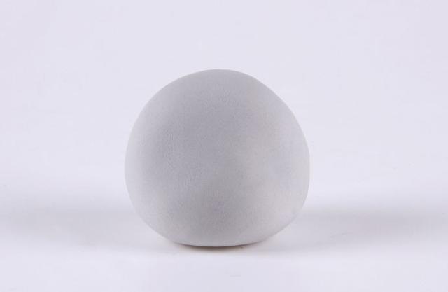 步骤1：首先我们用灰色粘土揉一个圆球。