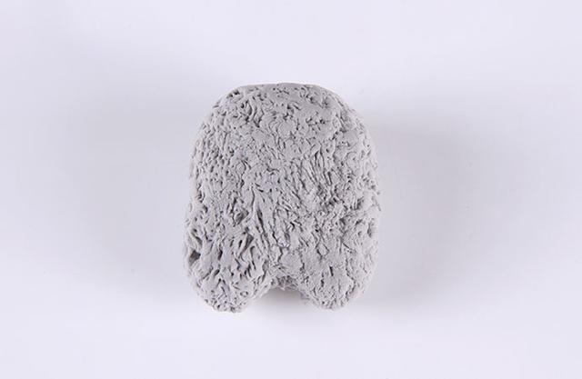 步骤7：用灰色粘土做出身体部分，然后戳出毛茸茸的感觉，如上图所示。