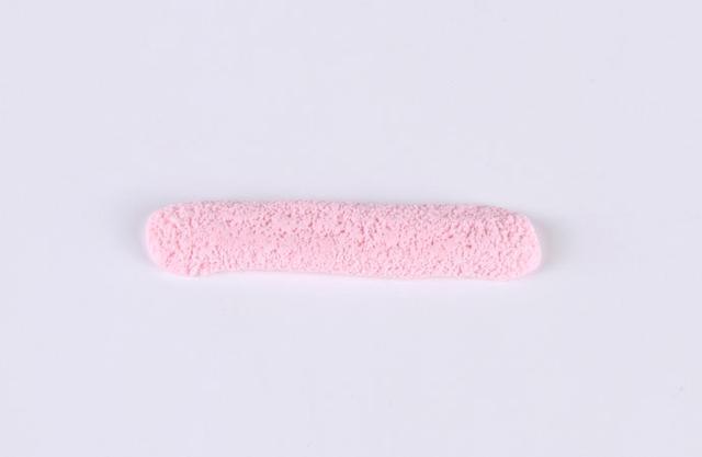 步骤11：用粉红色粘土揉细条压扁并戳出毛绒的感觉，这是小兔子的围巾。