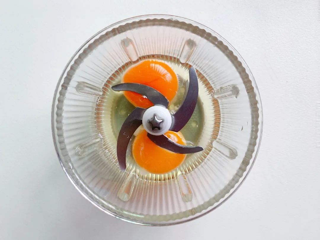 料理机内打入鸡蛋。