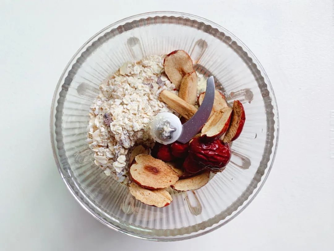 加入燕麦片、洗净去核的红枣肉。