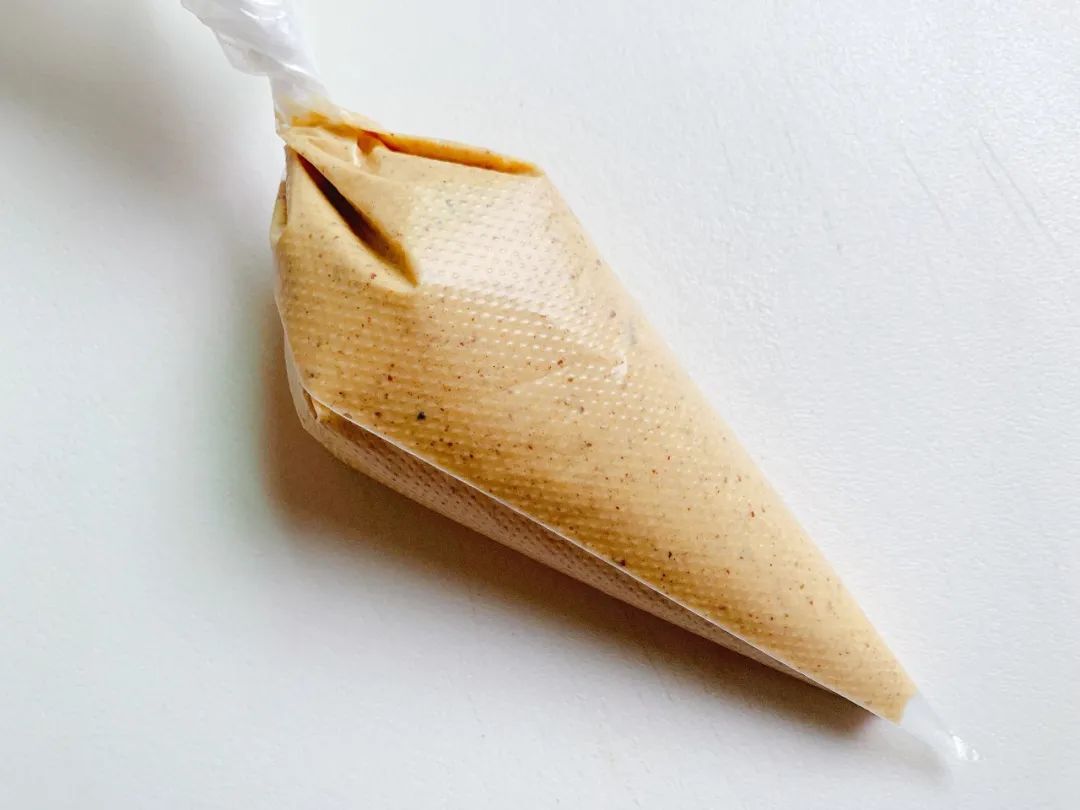 将面糊装入裱花袋。