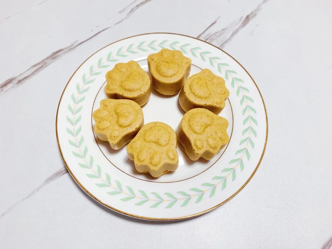 燕麦片有助于通便，红枣口味很香甜，加入鸡蛋和面粉做成蒸糕的形状，也非常方便宝宝抓捏，可以锻炼自主进食能力。