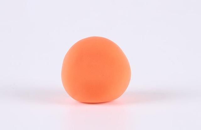 步骤1：首先我们用橘红色粘土揉一个圆球。