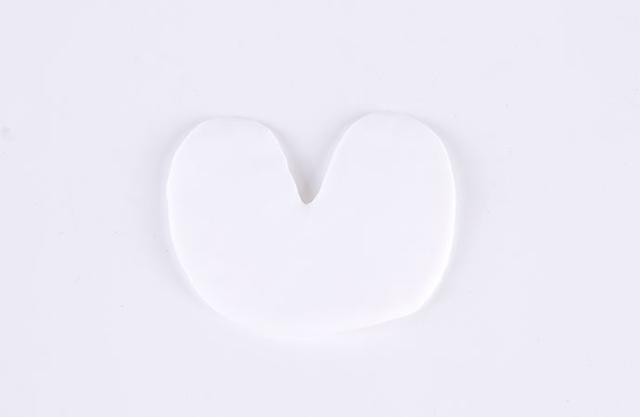 步骤2：然后用白色粘土做出图中的形状。