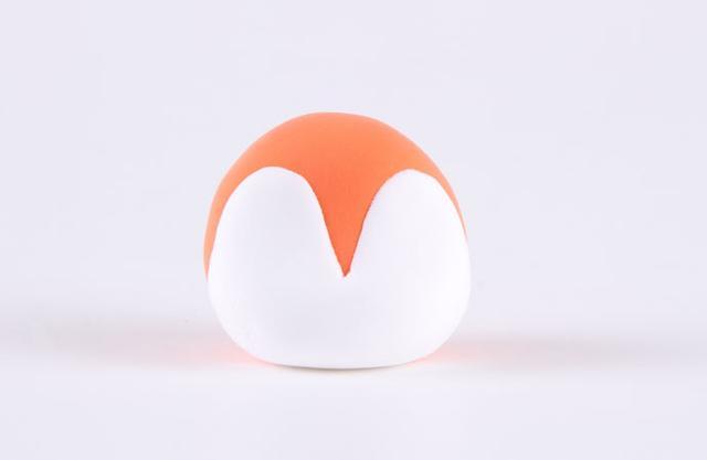 步骤3：把白色粘土贴在圆球上，这是小狐狸的脸部。