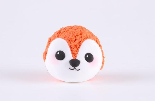 步骤5：把眼睛和鼻子粘好，黑色细条做出嘴巴。然后用七本针戳出毛茸茸的感觉。