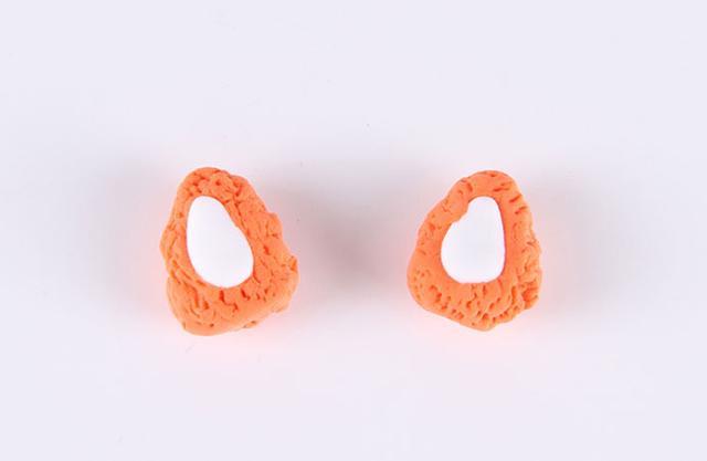 步骤6：用桔红色和白色粘土做出两只三角形的小耳朵。