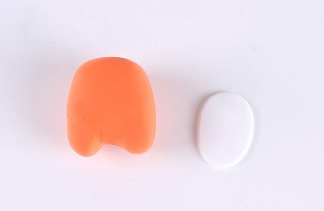 步骤8：按照上图的样子用桔红色粘土做出身体，白色粘土做一个圆片。