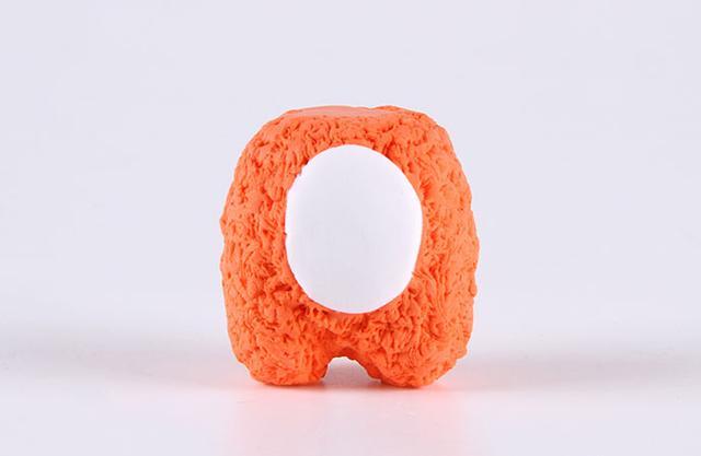 步骤9：把白色圆片粘到肚子上做肚皮，用七本针在身体上戳出毛茸茸的感觉。