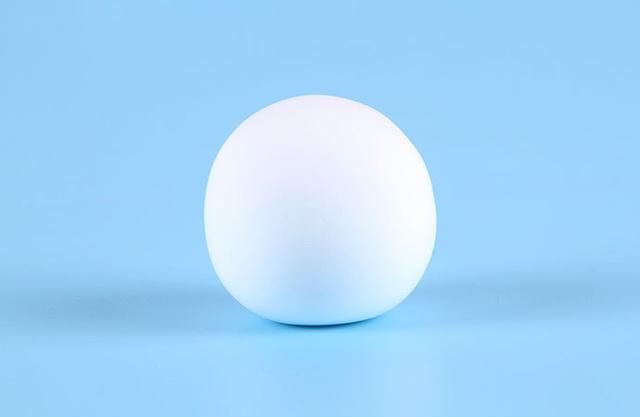 步骤1：首先我们用白色粘土揉一个圆球。