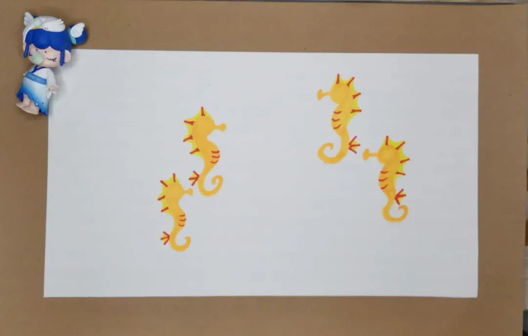 步骤2：橘红色和黄色画出海马的背鳍、尾鳍以及肚子上的花纹