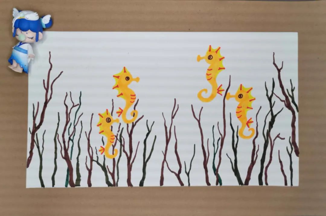 步骤3：棕褐色画出眼睛，棕褐色和橄榄绿画海底的珊瑚，海马不擅长游泳，它一般使用尾巴把自己固定在珊瑚或者水草上，所以画的时候可以把尾巴勾住珊瑚的感觉表现出来。