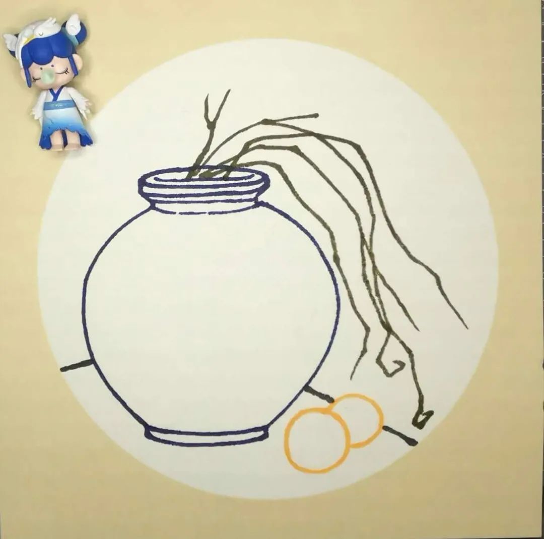 步骤1：铅笔轻轻起稿，画的时候注意瓷罐的对称。用马克笔的深蓝色直接起稿画出瓷罐，灰色画出桌面，桔色画出水果，罐中的绿植枝条用橄榄绿。