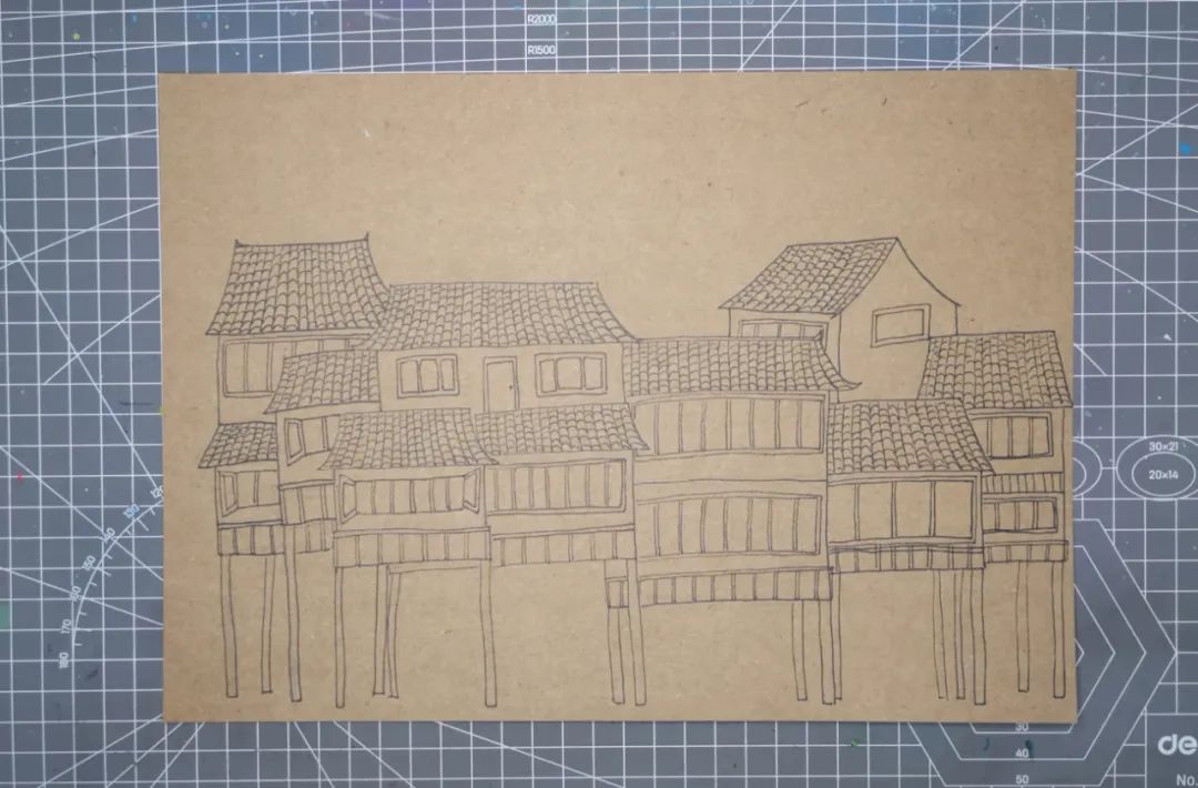 步骤1：牛皮色的画纸横着构图，先画出房子的轮廓，再画出房顶的瓦片和门窗。