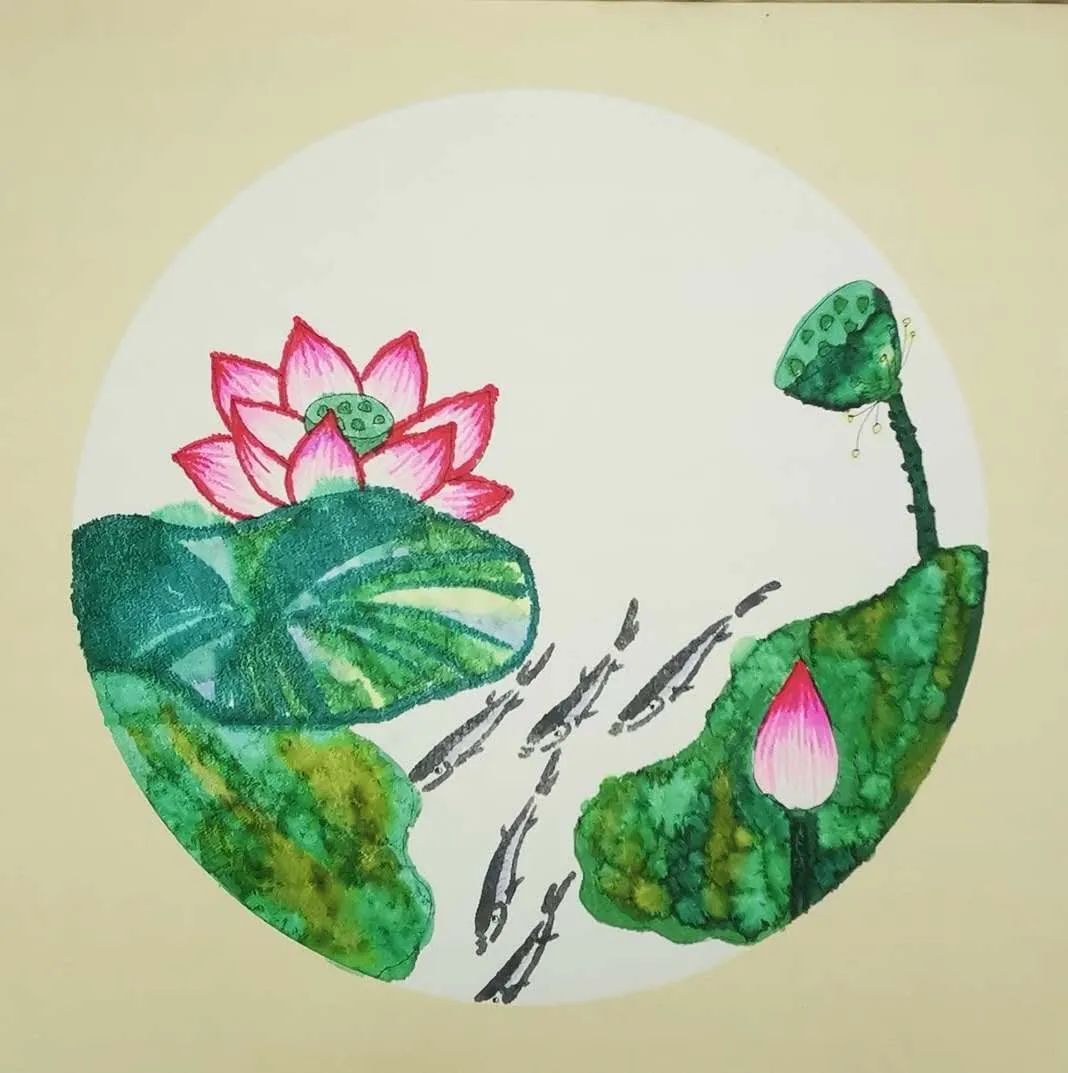 步骤4：取深灰色或者黑色（均可）用国画的表现方法画出小鱼。池塘里的鱼有不同种类和颜色，也可以用红色桔色来画。