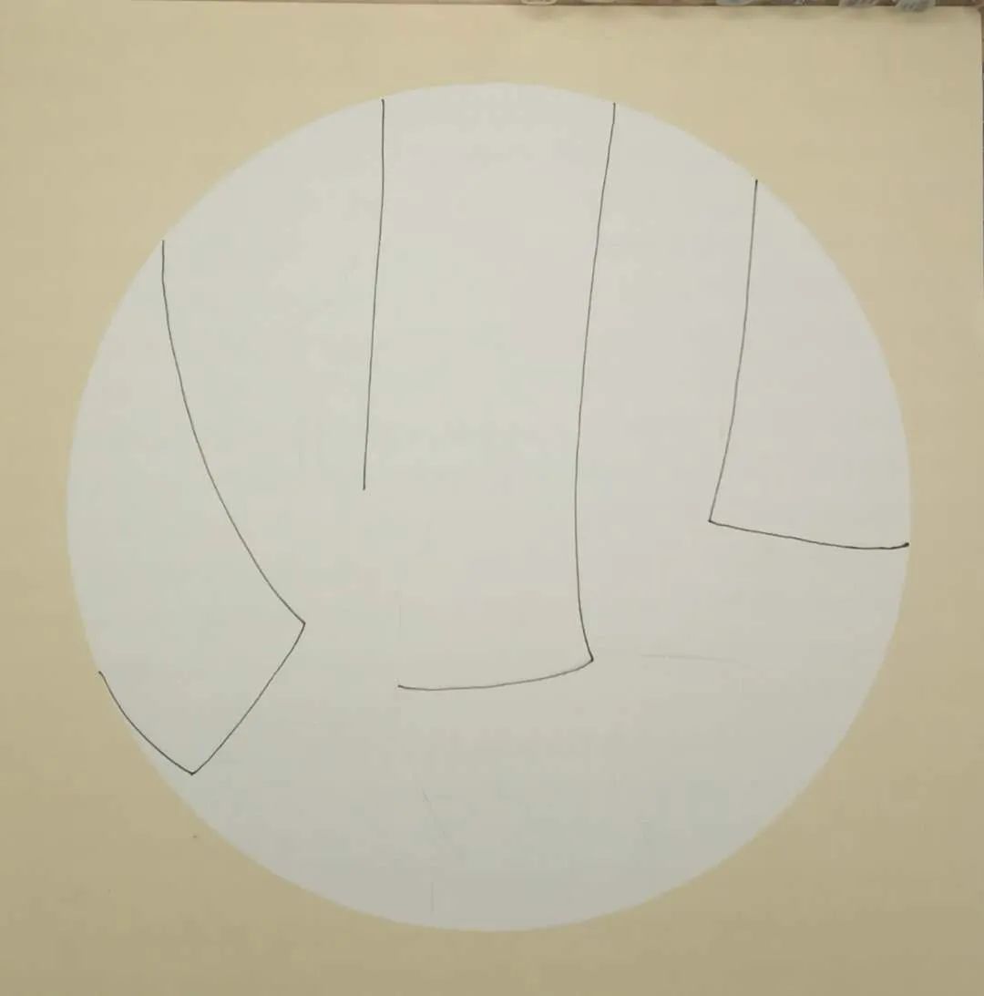 步骤1：先用黑色的针管笔勾画出蓝印花布的轮廓。