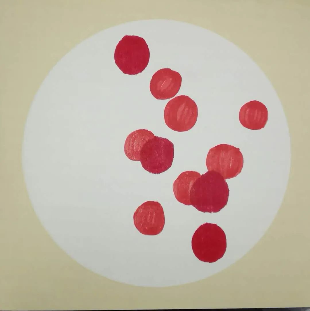 步骤1：两种深浅不同的红色马克笔，先在画纸上画出圆形并涂色，注意疏密安排和前后遮挡关系。