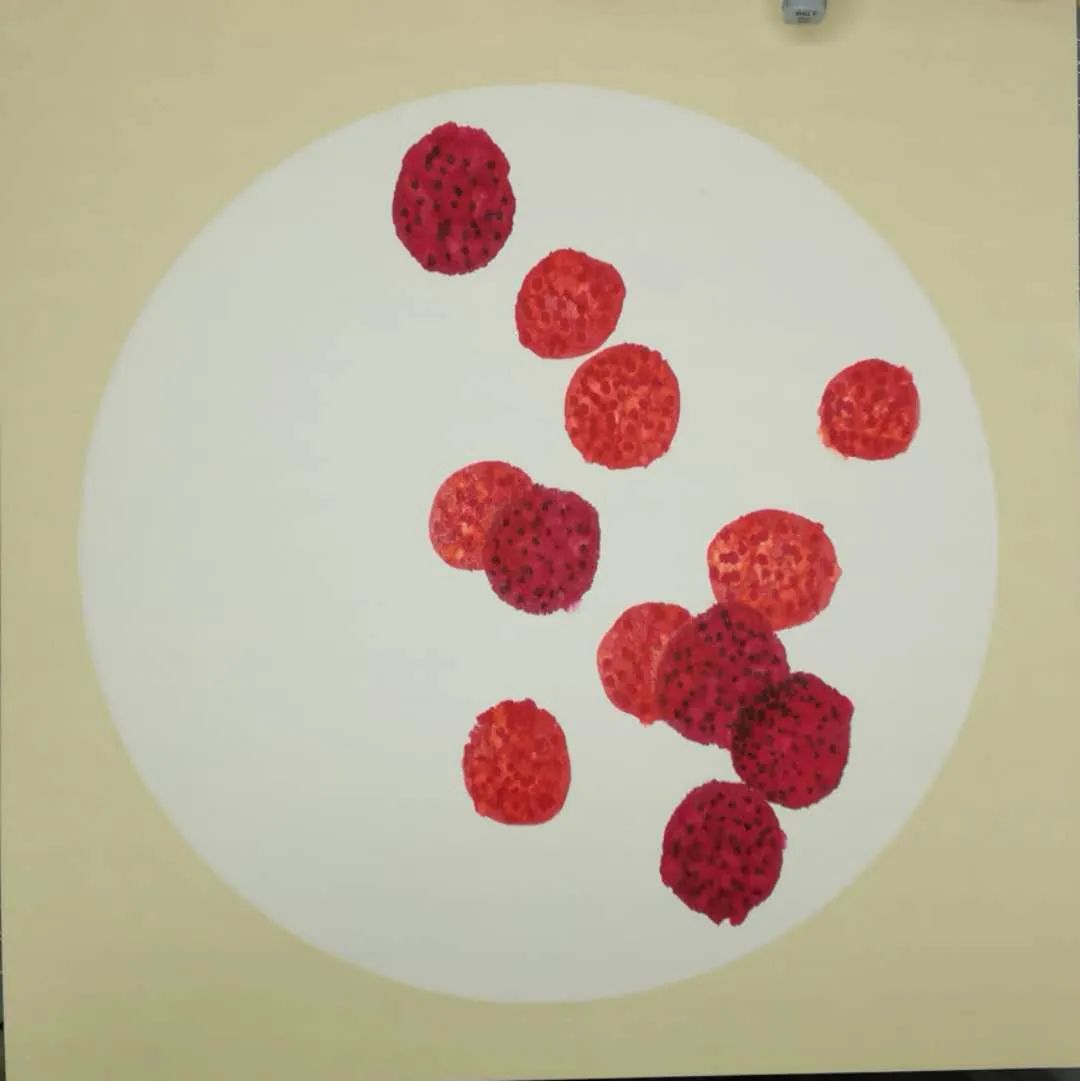 步骤2：棉签蘸酒精在画好的红色上面点，如果没有酒精可以用水，水显现效果会慢一些。点好后再用深一些色度的红色在上面点出一些点。