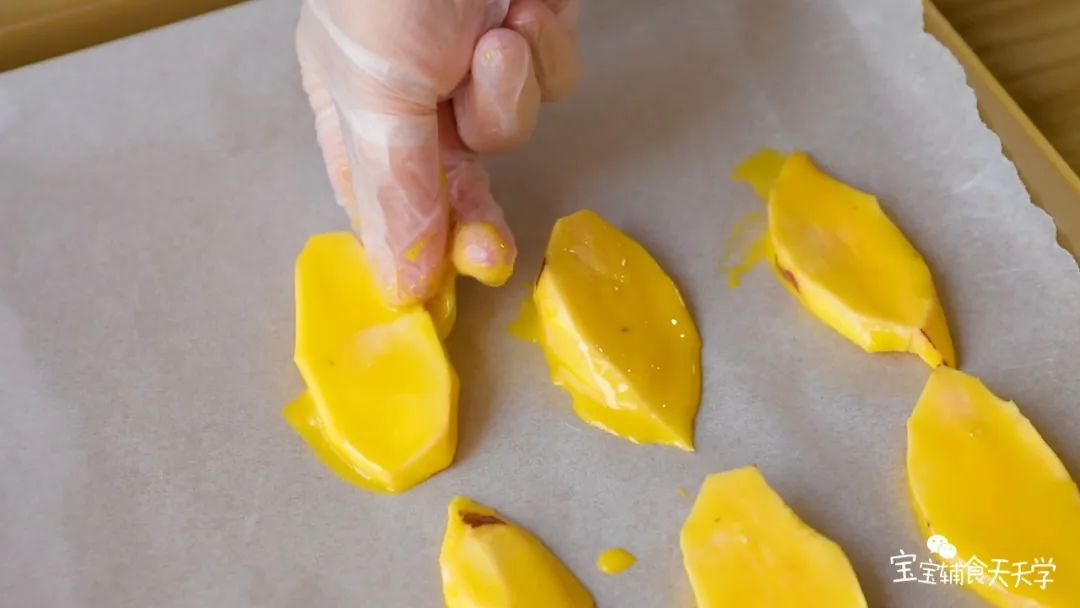 第7步：每一片番薯片均匀沾上蛋黄液，放到烤盘上