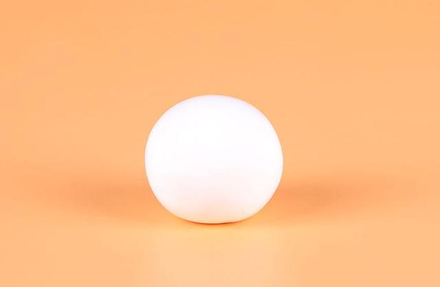 步骤1：首先我们用白色的粘土揉一个圆球作为小猫的头。