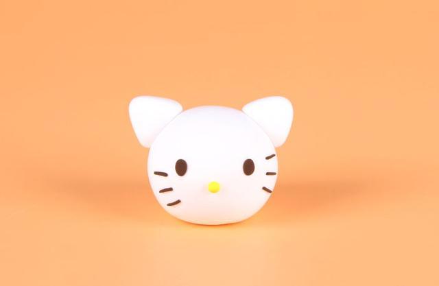 步骤3：用咖啡色粘土做出眼睛和胡须，黄色粘土做一个小鼻子，如上图所示。