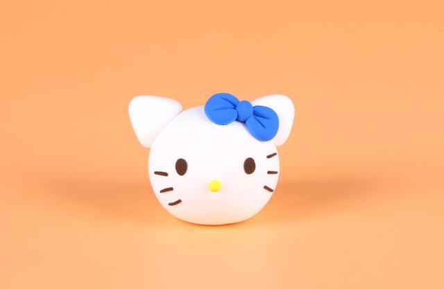 步骤4：用蓝色粘土做一个蝴蝶结粘在头顶作为装饰。