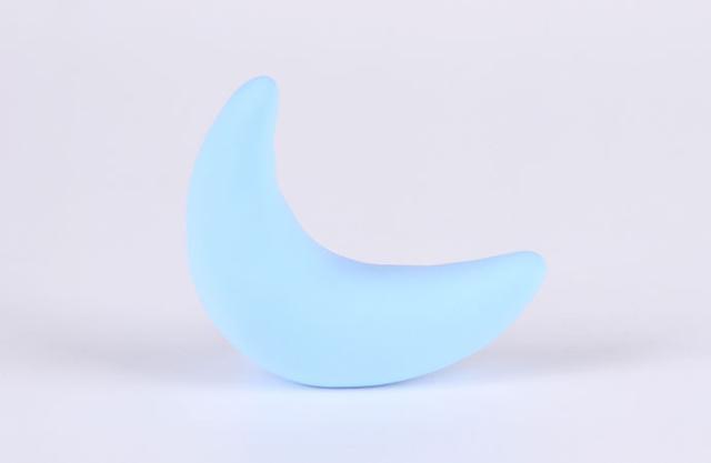 步骤1：首先我们用天蓝色粘土做出一个月亮。