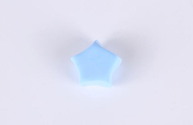 步骤2：然后接着做出蓝色的小星星，如上图所示。