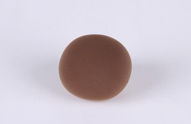 步骤4：下面我们开始做小熊，首先用咖啡色粘土揉一个圆球。